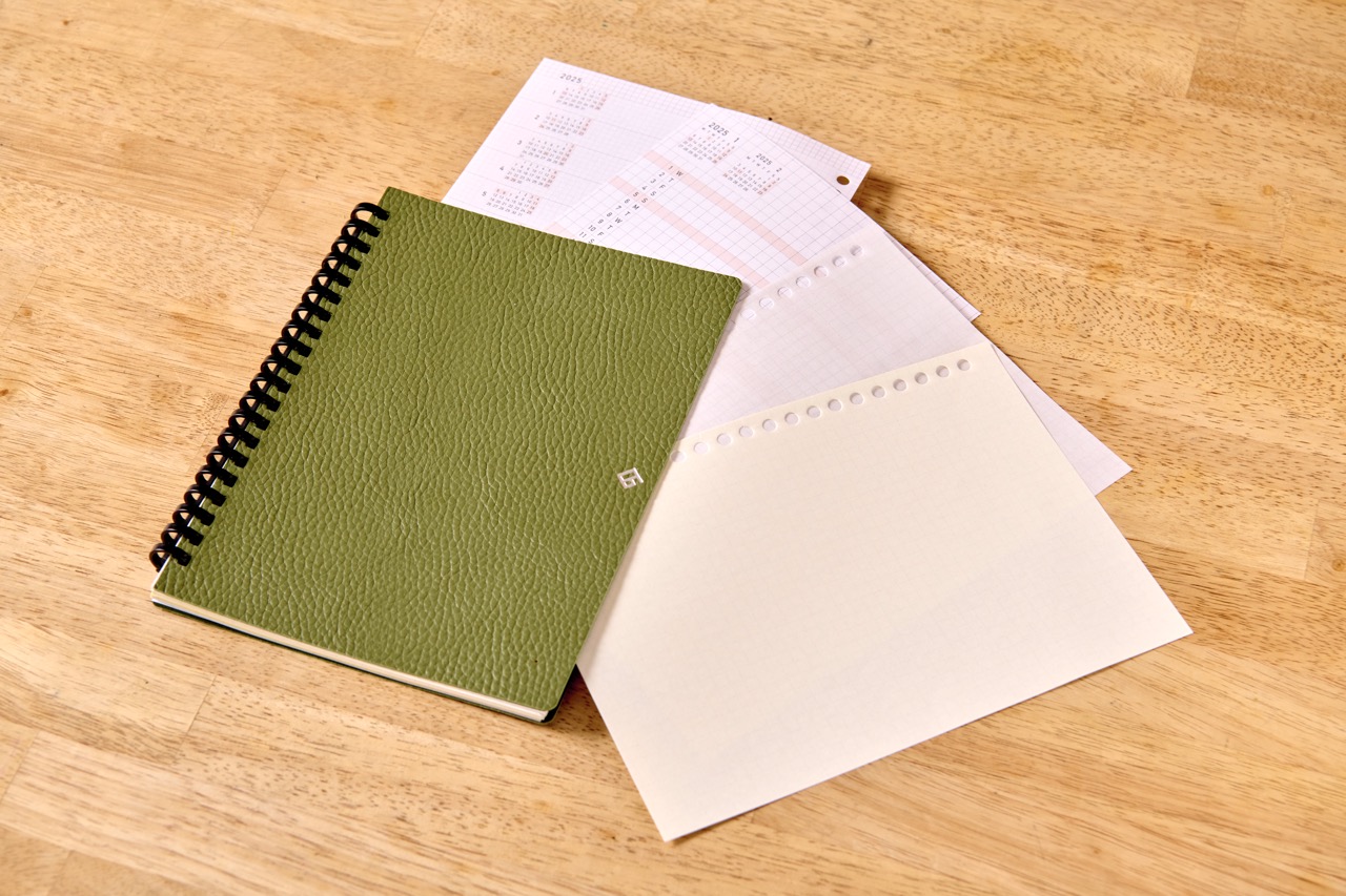 GRID LIFE PLANNERのページを外して組み替える様子