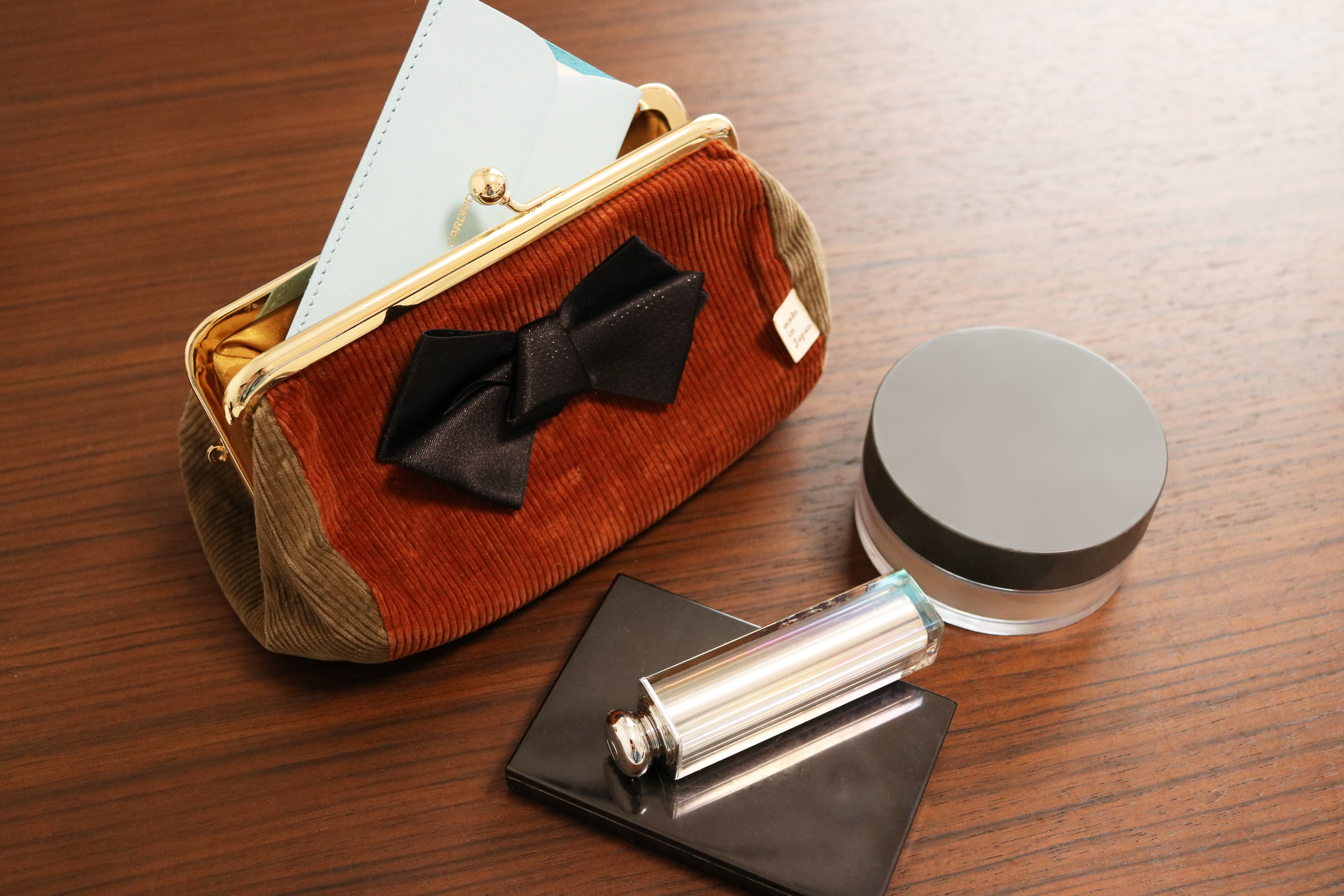 CARDRIDGE ポーチの中に